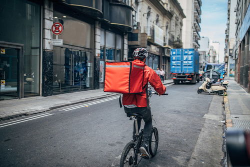 外卖员凌晨撞上无反光路障致腿骨折