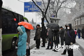 济南大暴雪致交通瘫痪，1小时仅行进50米，市民出行困境重重