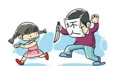 家长带孩子到河边玩 男子惊呼提醒